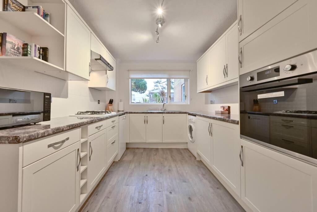 Spacious Sandbanks Apartment Near Beach And Bars With Free Parking Poole Exterior photo